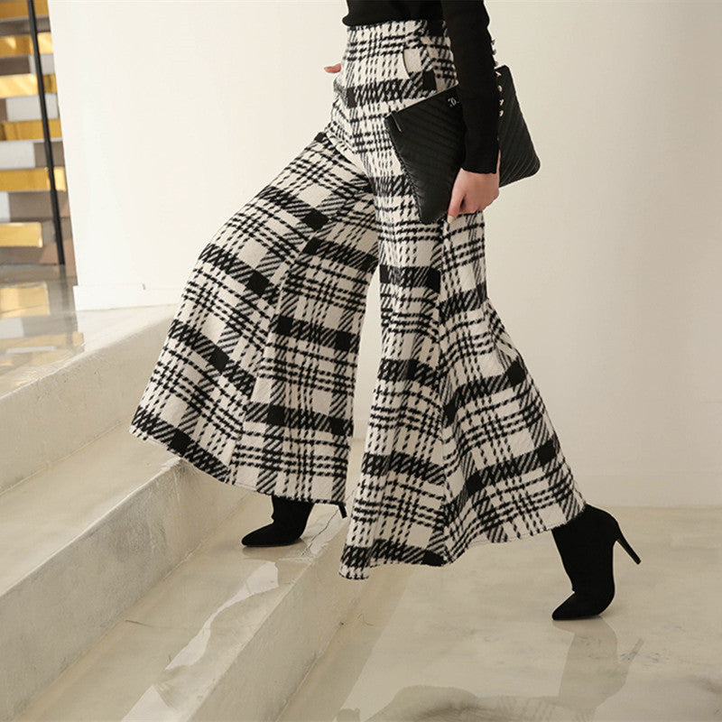 Wide legs pants with Black and White Plaid